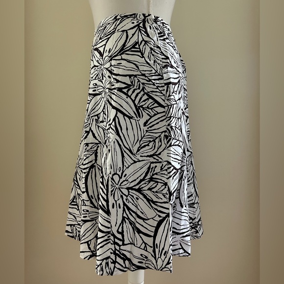 CUTE Brown/White Skirt - Picture 2 of 4